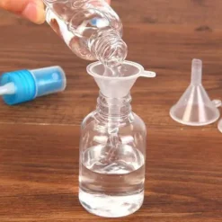 30 miditer i gennemsigtig plast. Velegnet til flasker, påfyldning af laboratorievæsker, æteriske olier, sandmaling, parfume osv. Online