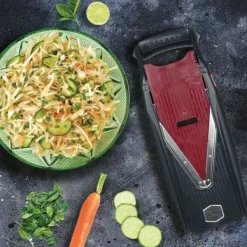 Mixere & Blendere>Borner Vital grøntsagsskæremaskine professionelt sæt rød/sort, med dressing funktion, inkl. mandolin, frugtholder, marineringsrulle, 2x knivindlæg, sk | CDON
