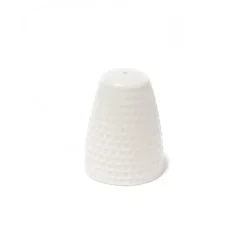 Salt- & Peberstrøere>Et sæt salt og peber shakers på et akaciebræt