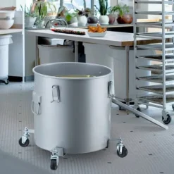 Friture-fedtfjerner: 8 gal oliebeholder med hjul, rustbeskyttet kulstofstål, låg, clips og filterpose til varm olie. Grå farve. Outlet