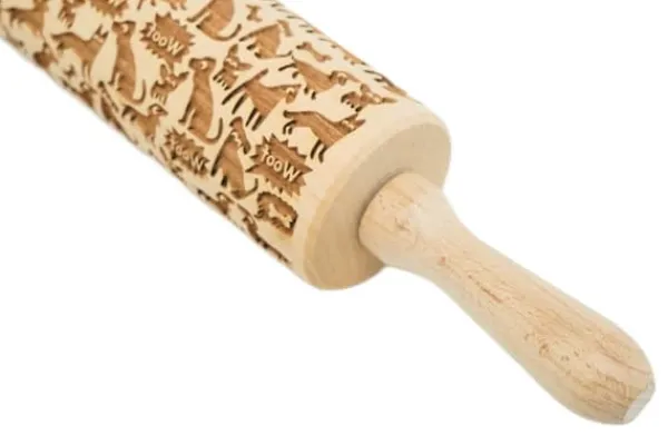 MoodForWood Trækagerulle, Graveret, 43 cm med Håndtag, Perfekt til Bagning - Hundemønster Online