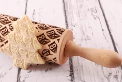 MoodForWood Trækagerulle, Graveret, 43 cm med Håndtag, Perfekt til Bagning - Uglemønster Outlet