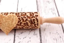 MoodForWood Trækagerulle, Graveret, 43 cm med Håndtag, Perfekt til Bagning - Egernmønster Online