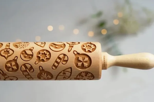Kageruller>MoodForWood Trækagerulle, Graveret, 43 cm med Håndtag, Perfekt til Bagning - Juletræspynt Mønster