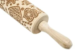 MoodForWood Trækagerulle, Graveret, 43 cm med Håndtag, Perfekt til Bagning - Peberkagemønster