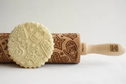 MoodForWood Trækagerulle, Graveret, 43 cm med Håndtag, Perfekt til Bagning - Peberkagemønster