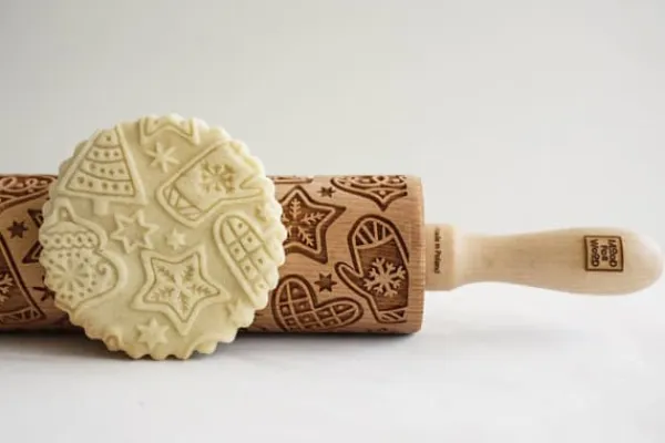 MoodForWood Trækagerulle, Graveret, 43 cm med Håndtag, Perfekt til Bagning - Peberkagemønster