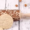 MoodForWood Trækagerulle, Graveret, 43 cm med Håndtag, Perfekt til Bagning - Hjertemønster Discount