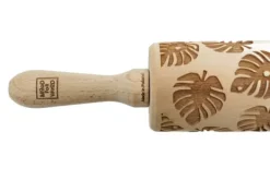 MoodForWood Trækagerulle, Graveret, 43 cm med Håndtag, Perfekt til Bagning - Monstera Mønster Clearance