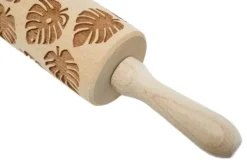 MoodForWood Trækagerulle, Graveret, 43 cm med Håndtag, Perfekt til Bagning - Monstera Mønster Clearance