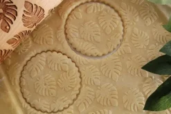 MoodForWood Trækagerulle, Graveret, 43 cm med Håndtag, Perfekt til Bagning - Monstera Mønster Clearance