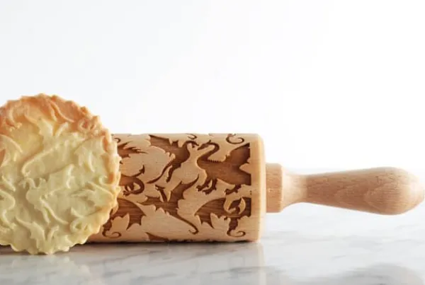 MoodForWood Trækagerulle, Graveret, 43 cm med Håndtag, Perfekt til Bagning - Dragemønster Outlet