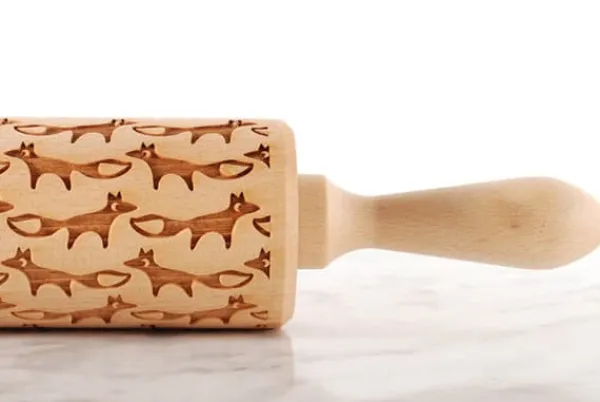 Kageruller>MoodForWood Trækagerulle, Graveret, 43 cm med Håndtag, Perfekt til Bagning - Lisa Mønster