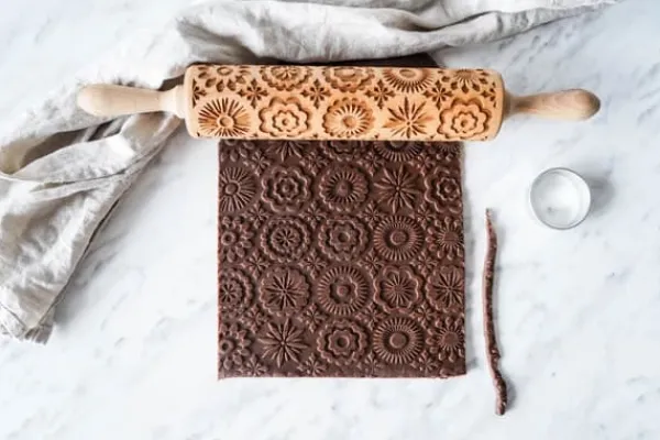 MoodForWood Trækagerulle, Graveret, 43 cm med Håndtag, Perfekt til Bagning - Mandala Mønster Outlet
