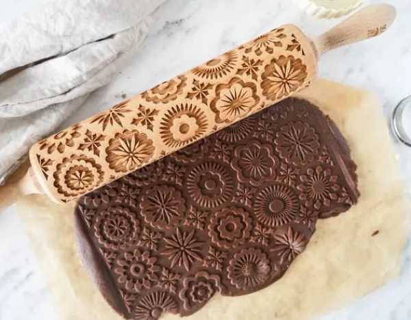 MoodForWood Trækagerulle, Graveret, 43 cm med Håndtag, Perfekt til Bagning - Mandala Mønster Outlet