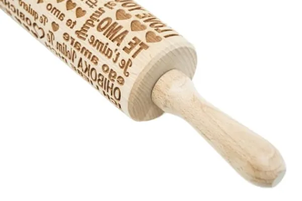 Kageruller>MoodForWood Trækagerulle, Graveret, 43 cm med Håndtag, Perfekt til Bagning - Kocham-mønster