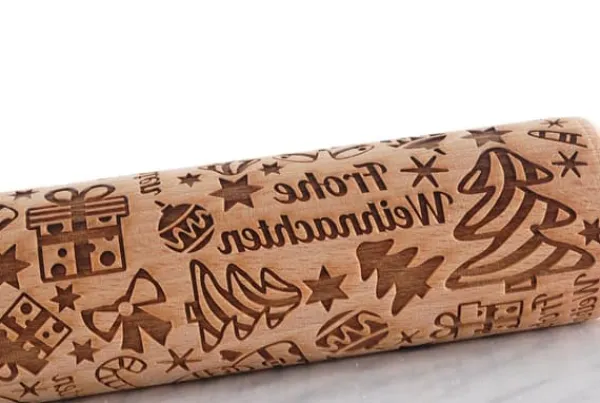 MoodForWood trækagerulle, indgraveret, 43 cm med håndtag, perfekt til bagning - Frohe Weihnachten-mønster Online