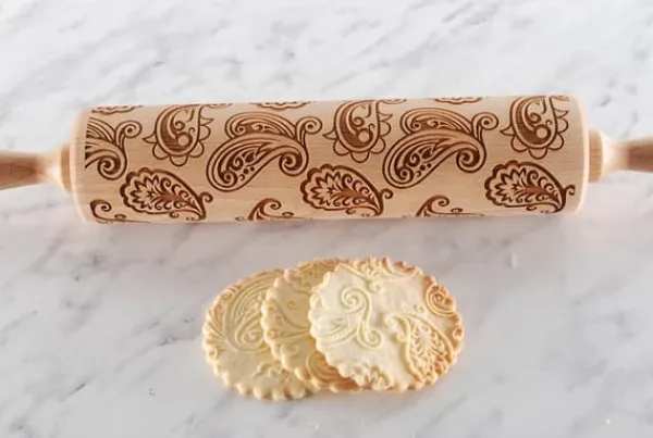 Kageruller>MoodForWood Trækagerulle, Præget, 43 cm med Håndtag, Perfekt til Bagning - Paisley Mønster