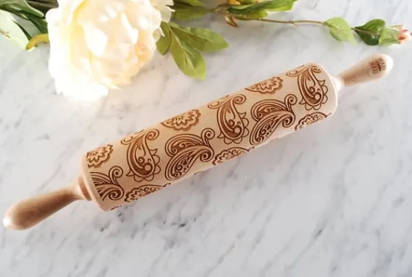 Kageruller>MoodForWood Trækagerulle, Præget, 43 cm med Håndtag, Perfekt til Bagning - Paisley Mønster