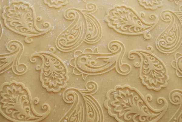 Kageruller>MoodForWood Trækagerulle, Præget, 43 cm med Håndtag, Perfekt til Bagning - Paisley Mønster