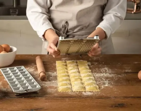 Pastaforme & Pasta-Udstikkere>RAVIOLI FORM MARCATO RUND 24STK. + RULLE