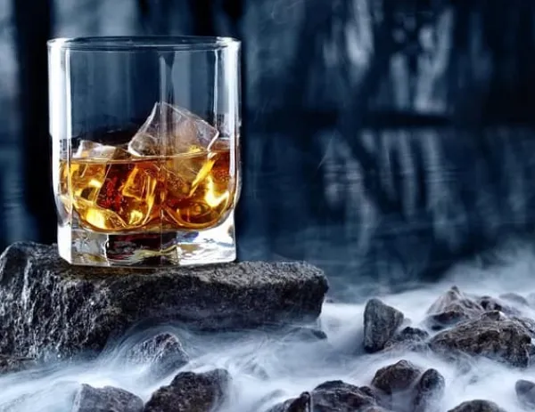 Mad- & Drikkeskabeloner>SKÆREBRÆT I GLAS 52x40 WHISKY