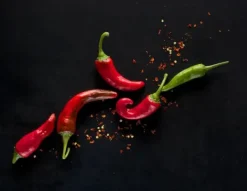 Grydelapper & Grillvanter>SKÆREBRÆT MED GLAS 52x40 CHILI PEBER