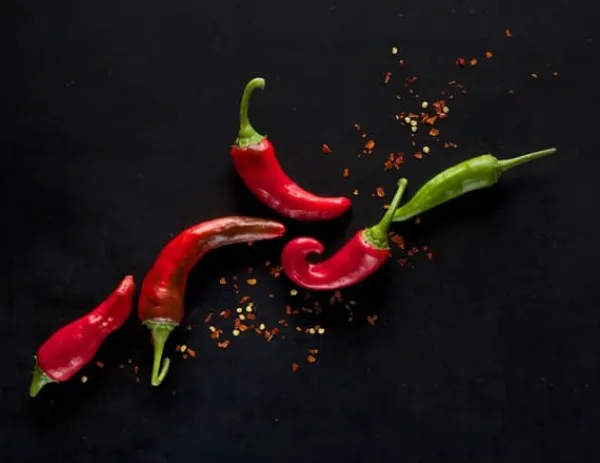 Grydelapper & Grillvanter>SKÆREBRÆT MED GLAS 52x40 CHILI PEBER