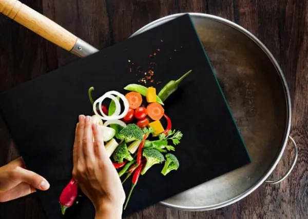 Grydelapper & Grillvanter>SKÆREBRÆT MED GLAS 52x40 CHILI PEBER