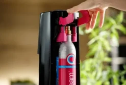 Sodastream Terra Black Saturator + CO2 patron pink 2 flasker Fuse 1l sirupper (Pepsi, Lipton) Sort Clearance