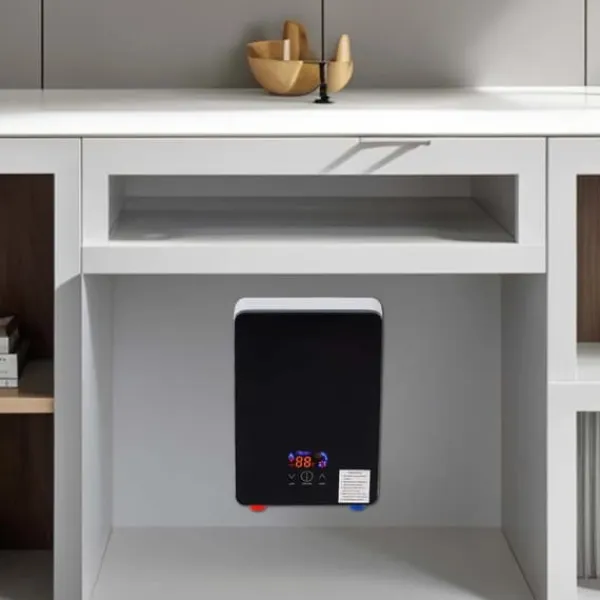 Vandvarmere>Vandvarmer - Elektrisk med håndbruser - Effekt 6500 W - LED-display - Temperatur 30–55 °C - Vægmonteret - Sort